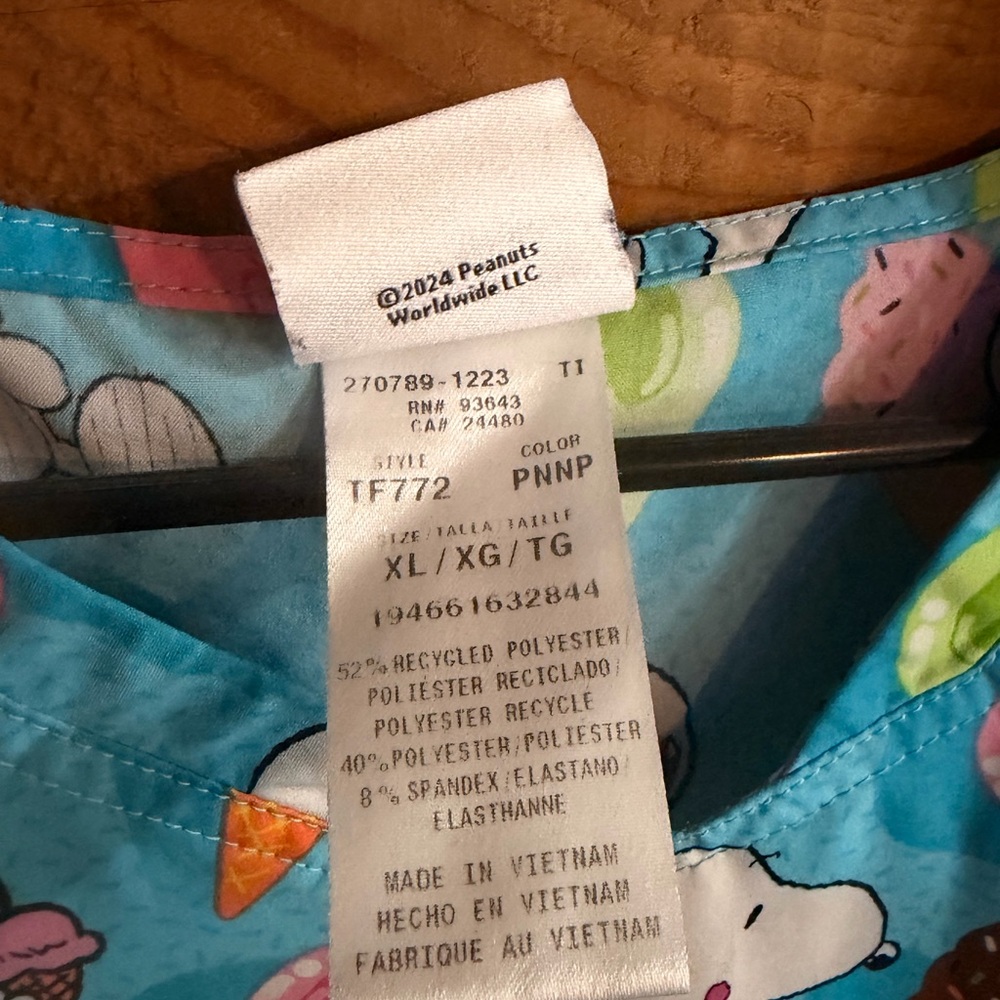 Snoopy Ice cream scrub top XL - Picture 3 of 3